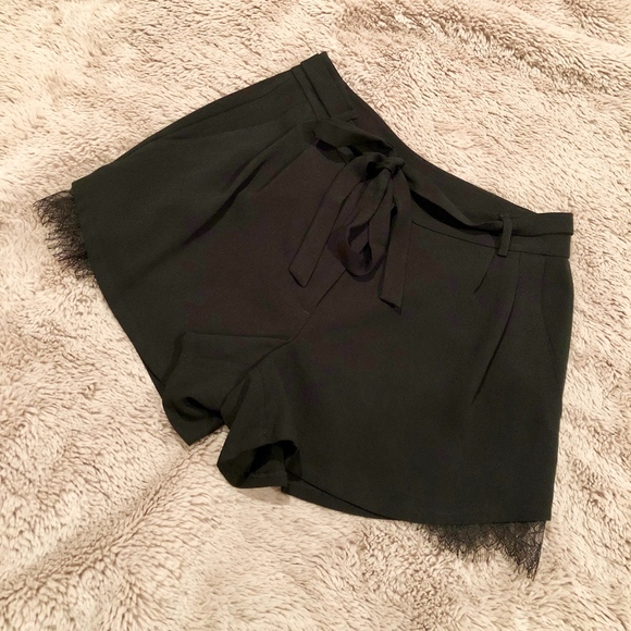 Elegant dress shorts with lace detail - Picture 2 of 8